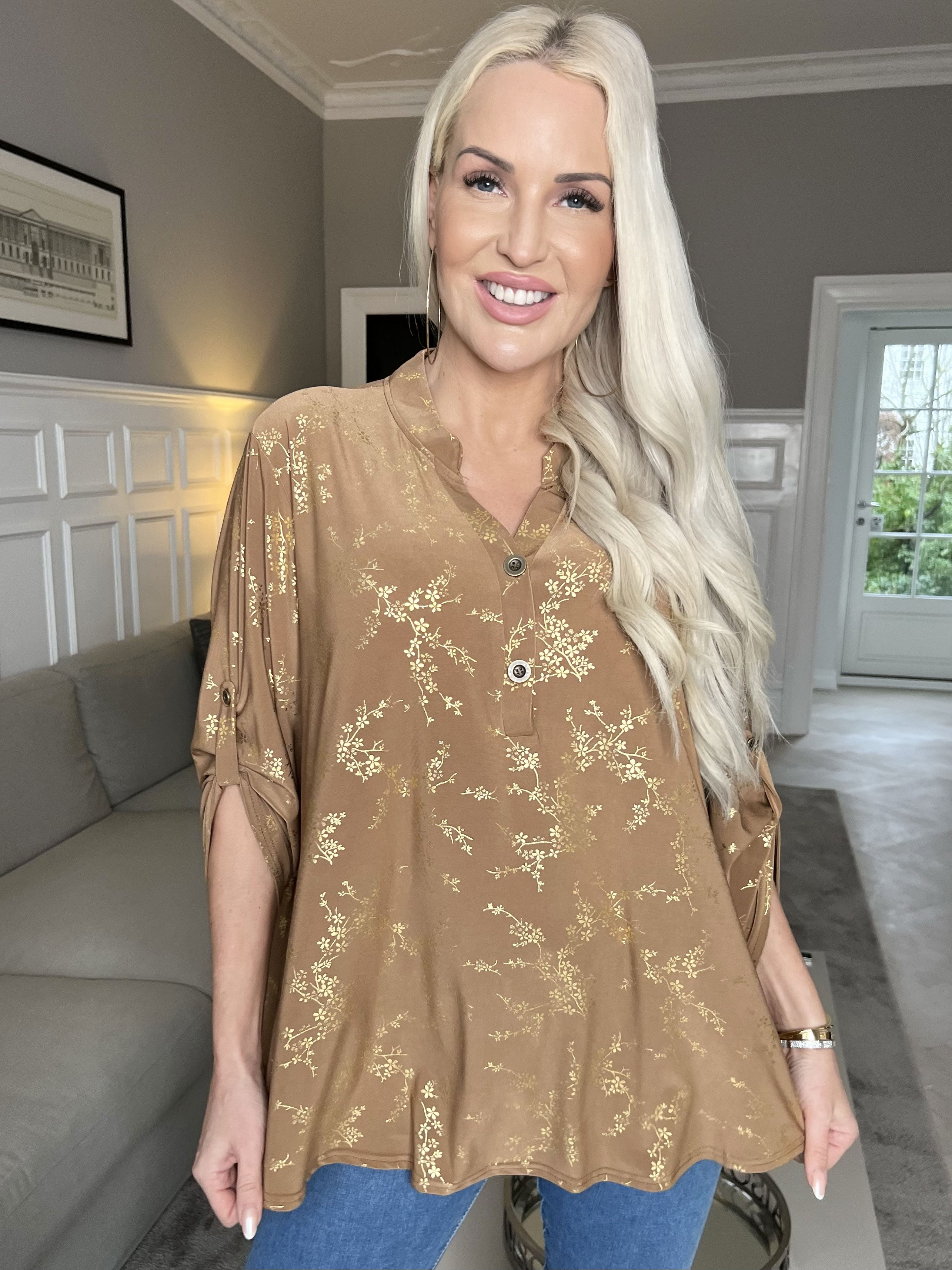 Ebba Gold - Sød bluse i elastisk stof med gulddetaljer